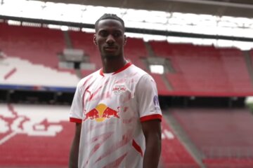 Ezechiel Banzuzi in het shirt van RB Leipzig