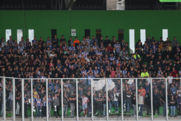 SC Heerenveen-fans in het uitvak van FC Groningen