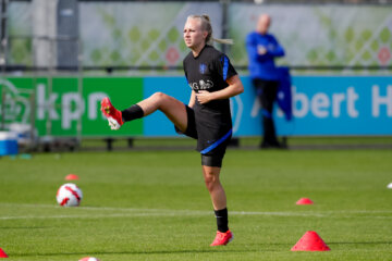 Inessa Kaagman op een training van de OranjeLeeuwinnen