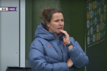 Sherida van Bruggen langs de lijn bij Oranje O17
