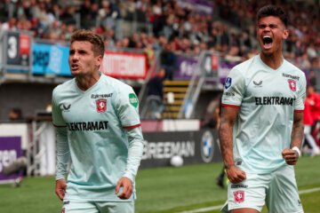 Michal Sadilek en Mees Hilgers gaan los