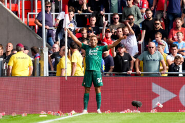 Cyriel Dessers juicht bij de cornervlag in het Philips Stadion