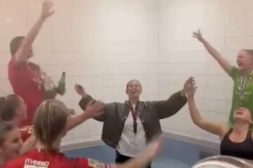 Sanne van Dongen na haar duik in de kleedkamer van FC Twente