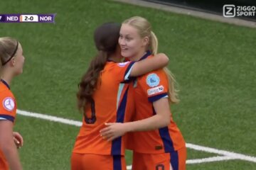 Ranneke Derks wordt gefeliciteerd met haar doelpunt in de EK-finale
