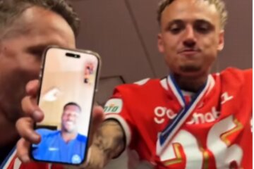 Noa Lang belt met Denzel Dumfries