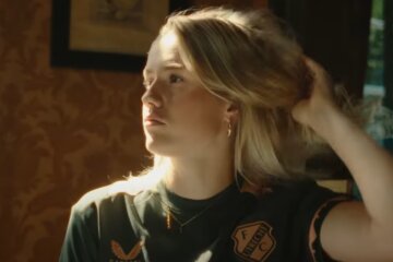 Tami Groenendijk in het nieuwste FC Utrecht-tenue