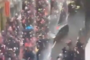 Auto rijdt in op Liverpool menigte