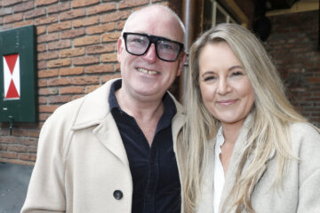 Rene van der Gijp met zijn partner Minouche de Jong