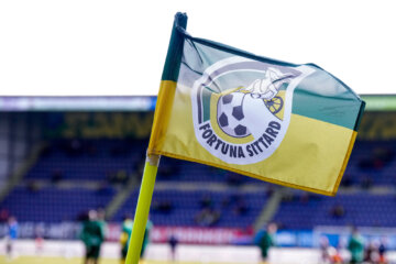 Het logo van Fortuna Sittard op een cornervlag