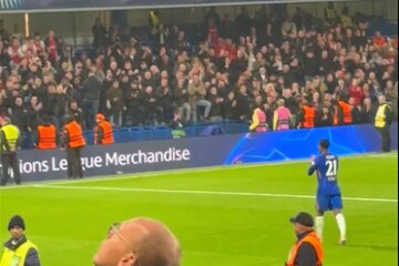 Jorrel Hato gaat naar de Ajax-fans toe