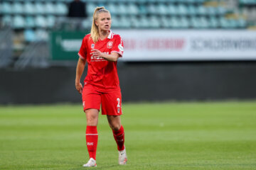 Kika van Es in het shirt van FC Twente