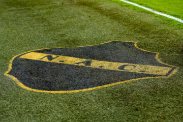 Het logo van NAC in de grasmat