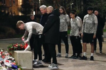 PSV legt een bloemstuk voor Diogo Jota