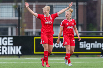 Anna-Lena Stolze juicht na een goal voor FC Twente