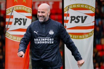 Peter Bosz, voor vlaggen met het logo van PSV