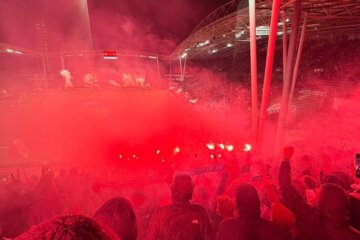 De pyro van de Twente-fans vanuit het uitvak in Utrecht