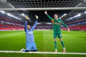 Gomes en Matej Kovar in het Philips Stadion
