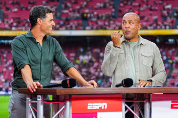 Kenneth Perez en Marciano Vink namens ESPN in de Johan Cruijff ArenA