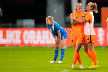 Stefanie van der Gragt en Jill Roord in 2022