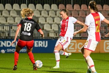 Lieke de With (Excelsior) in duel met Ajax