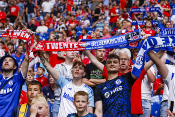 Schalke-fans met een FC Twente-sjaaltje