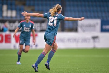 Amber Verspaget (Feyenoord) juicht