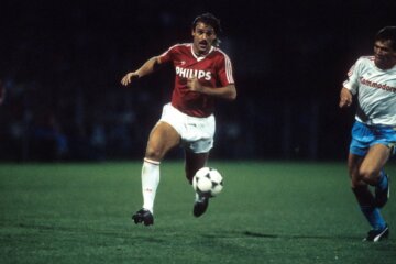 René van der Gijp namens PSV in duel met Lothar Matthäus