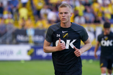 Tijs Velthuis in het shirt van NAC Breda