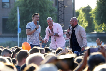 Wilfred Genee, Andy van der Meijde en Wesley Sneijder zingen