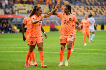 Lieke Martens en Esmee Brugts