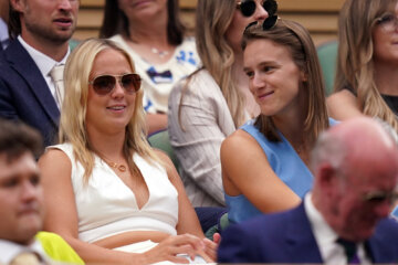 Beth Mead en Vivianne Miedema