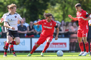Irakli Yegoian aan de bal tegen Rood Zwart