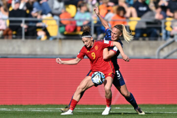 Stefanie van der Gragt in actie tegen Spanje
