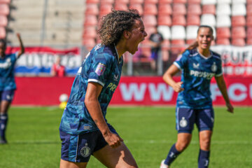 Zoï van de Ven juicht na een goal namens Feyenoord
