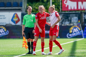 Wieke Kaptein en Danique Kerkdijk (FC Twente)