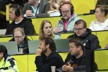 Merle Heppenhuis en Wouter Foppen van De Stentor op de tribune van de Adelaarshorst