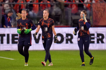 Barbara Lorsheyd, Daphne van Domselaar en Daniëlle de Jong bij de OranjeLeeuwinnen