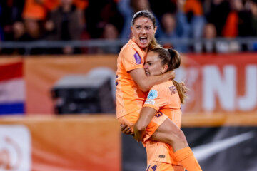 Lieke Martens en Daniëlle van de Donk vieren de goal tegen Engeland