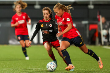 Stephanie Coelho Aurélio (Excelsior) in het duel met FC Twente