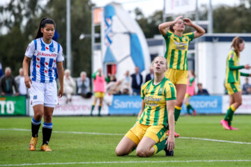 Anne van Egmond (midden, op de knieën) in actie namens ADO Den Haag