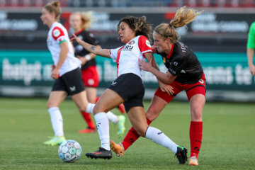 Zoï van de Ven (Feyenoord) in actie tegen Excelsior