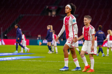 Lily Yohannes (Ajax) loopt het veld van de Johan Cruijff ArenA op