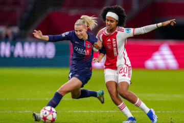 Jackie Groenen (Paris Saint-Germain) in duel met Lily Yohannes (Ajax)