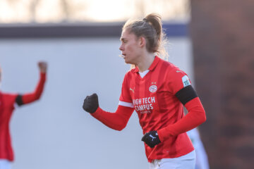 Joëlle Smits juicht na een goal voor PSV