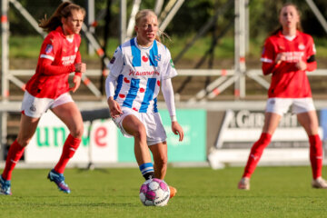 Hester Algra (SC Heerenveen) aan de bal