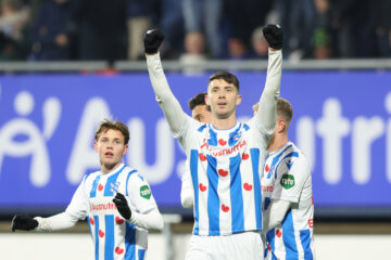 Pelle van Amersfoort viert treffer tegen Almere City