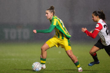 Lysanne van der Wal aan de bal namens ADO Den Haag