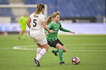 Nikki Ridder (Telstar) in duel met Nayomi Buikema (PEC Zwolle)