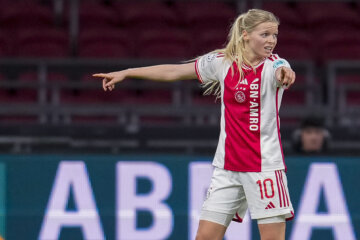 Nadine Noordam (Ajax) wijst