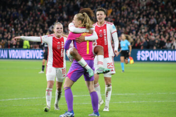 Ajax-doelvrouw Regina van Eijk juicht met haar ploeggenoten